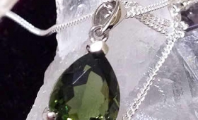 モルダバイトのペンダント