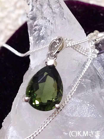 モルダバイトのペンダント