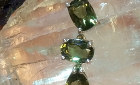 鑑別書付き、モルダバイト３連ペンダント