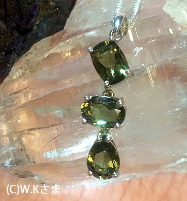 鑑別書付き、モルダバイト３連ペンダント