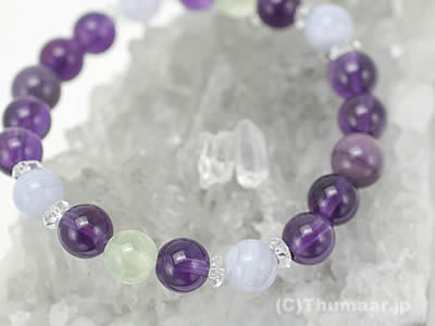 石が輝きを放っていて、とてもパワーを感じます